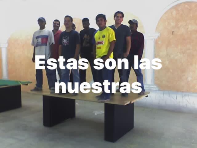 Equipo de Gorilas parado sobre una de sus mesas