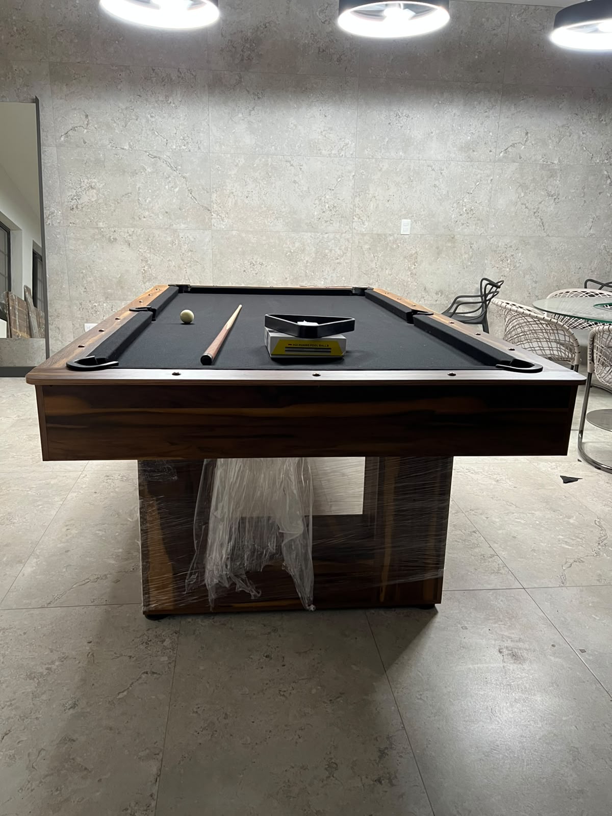 Mesa con paño negro y melamina nogal