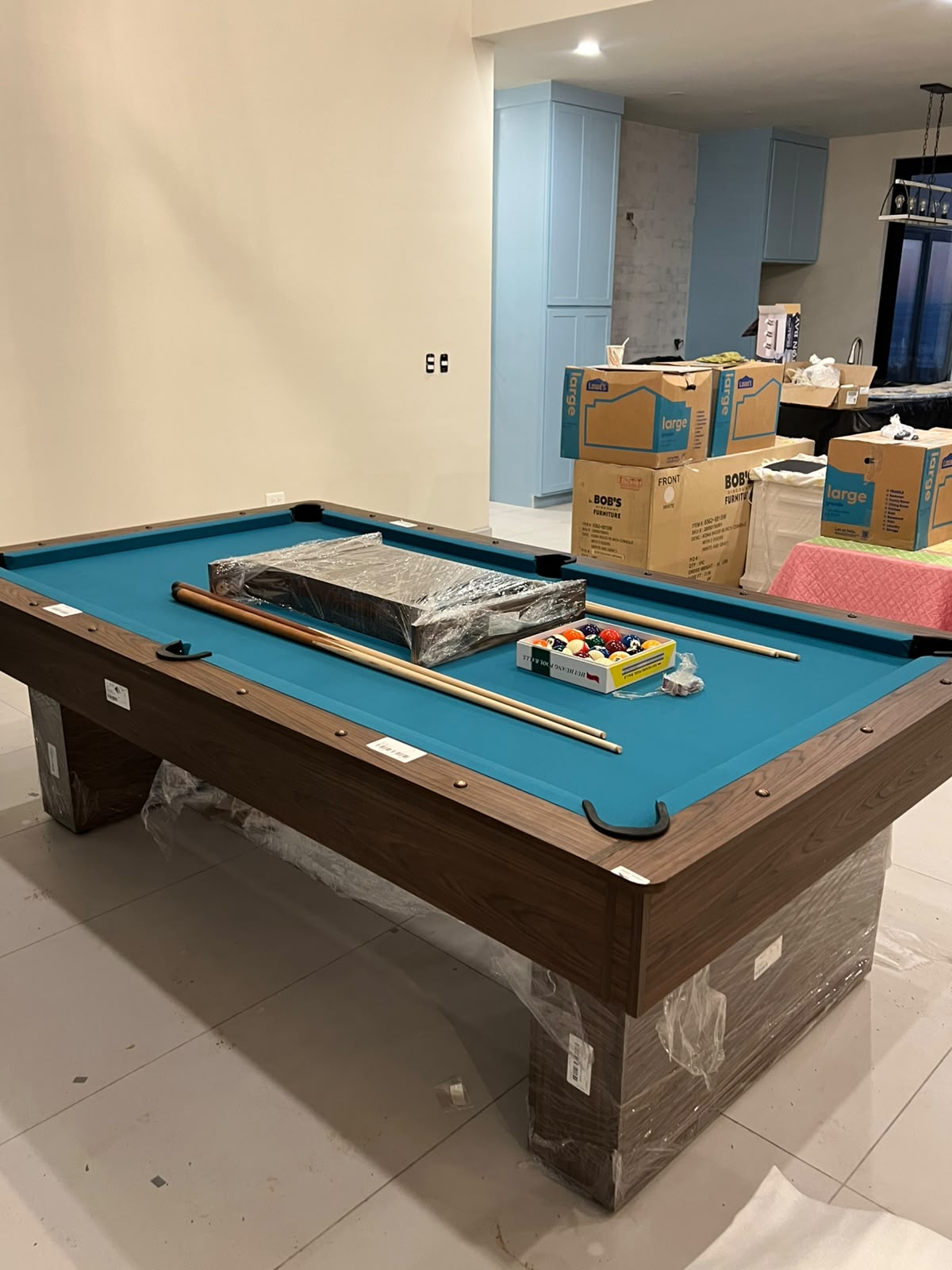 Mesa con paño turquesa recién entregada
