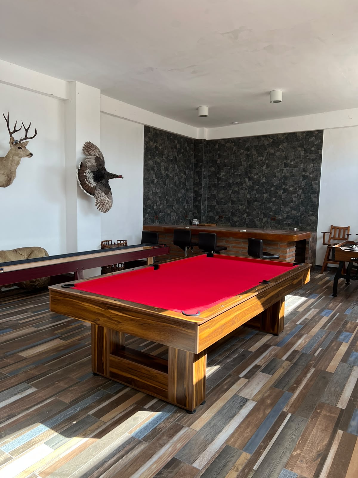 Mesa con paño rojo en sala de juegos