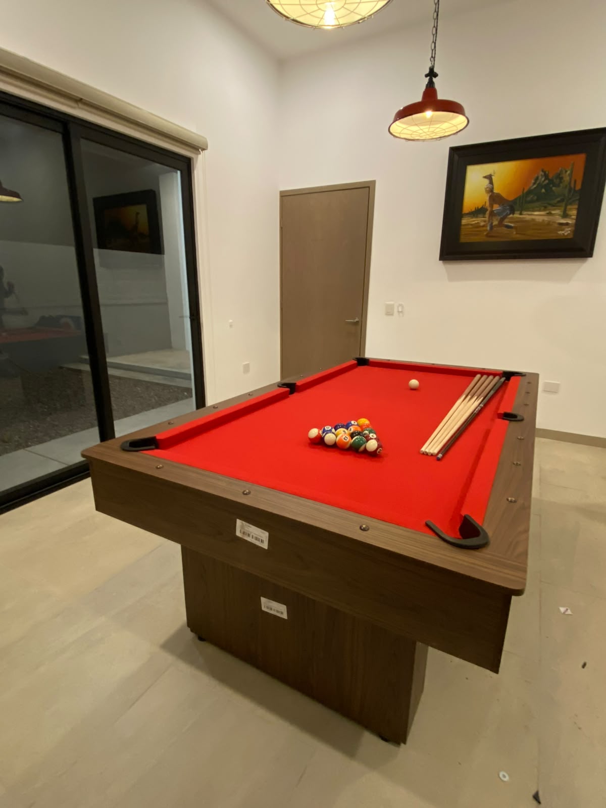 Mesa con paño rojo bajo lámpara colgante