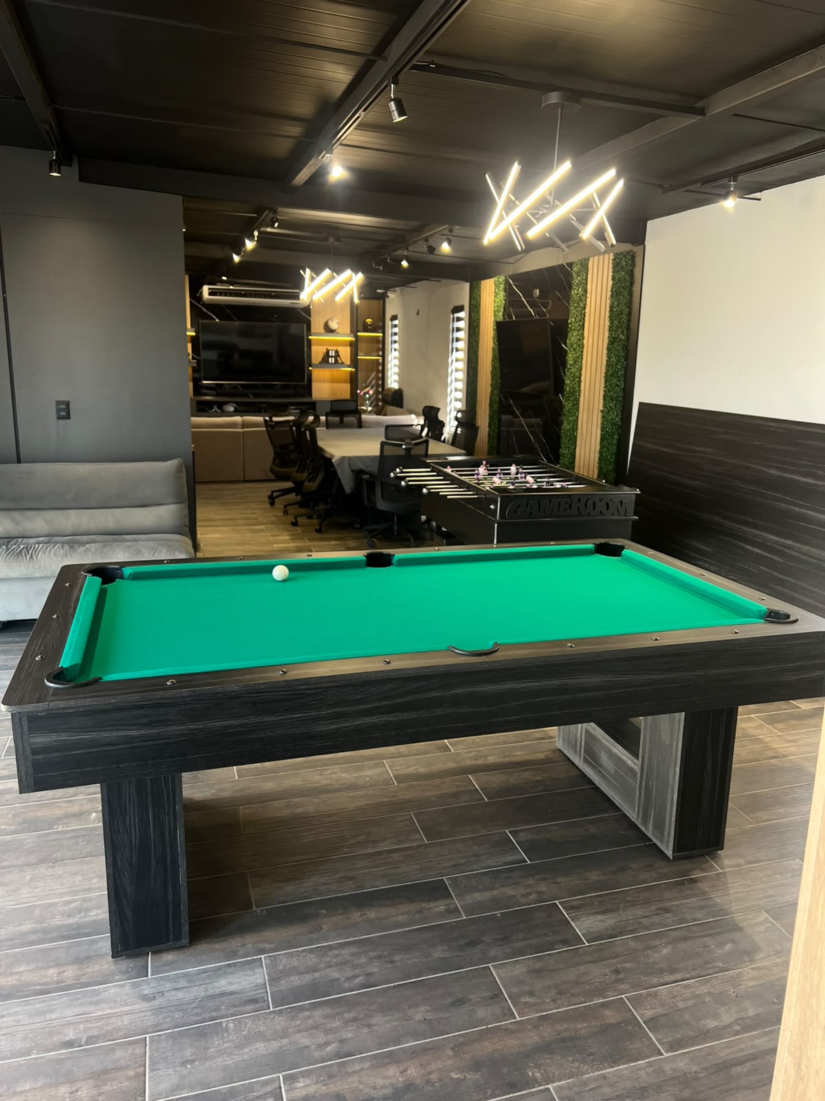 Mesa de billar Gorilas instalada en sala de juegos