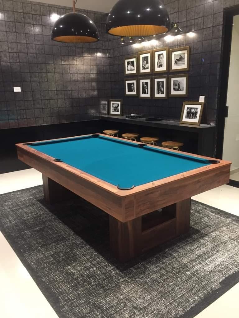 Mesa con paño turquesa en sala de juegos residencial